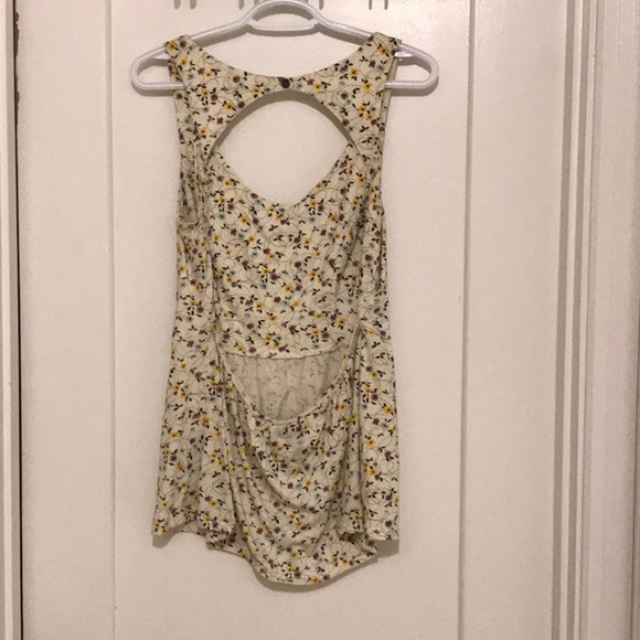 ***Top SALE 2 for 20*** Open back floral tank - Picture 2 of 2
